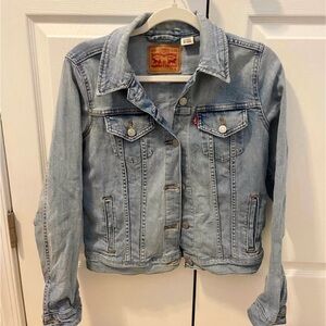 NWOT Levi's Women's Light Blue Denim Trucker Jacket
